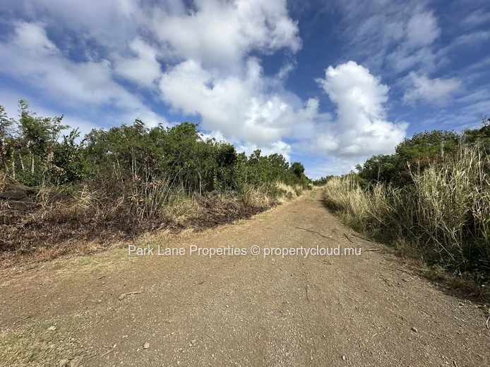Beau terrain résidentiel de 2 532 m² au calme à Réunion Maurel