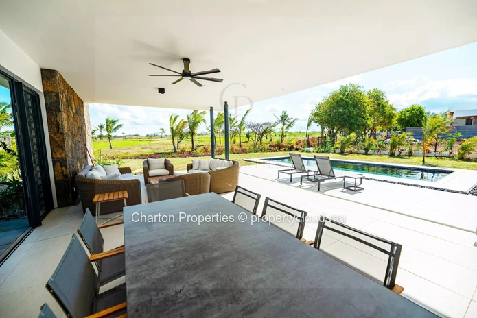 Exceptional 4-bedroom villa facing the golf course with private pool