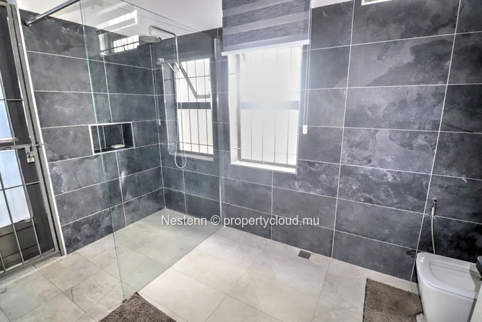 3 bedrooms contemporary in a quiet area 