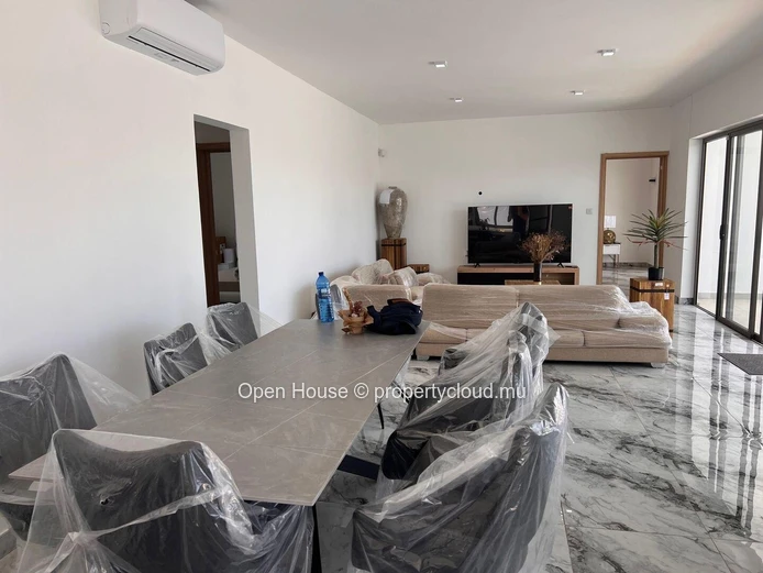 Furnished villa for sale in Grand Baie, 128m², land 400m², 3 bedrooms, private pool, parking, garden.
