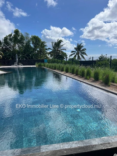 Beachfront Penthouse in Pointe aux Piments - 2BR, Pool & Sea View
