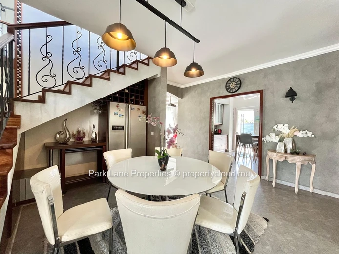 Maison familiale en résidence sécurisée à vendre à Ebène