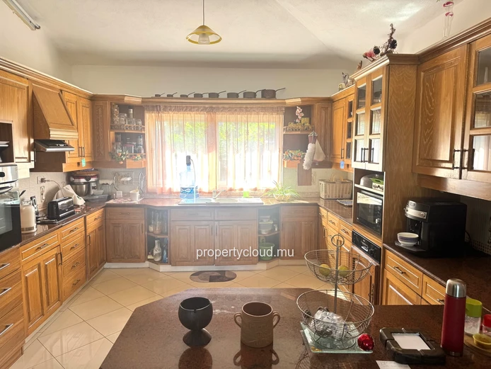 ALBION – À VENDRE – Spacieuse villa familiale avec appartement indépendant, piscine et garage
