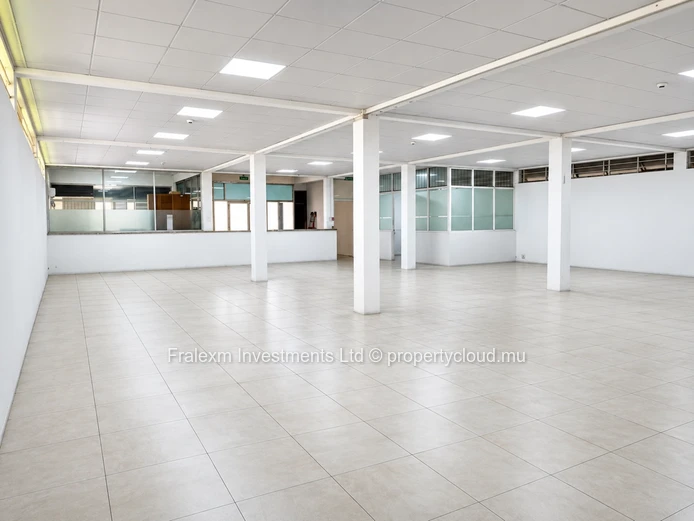 Espace Commercial Moderne à Louer