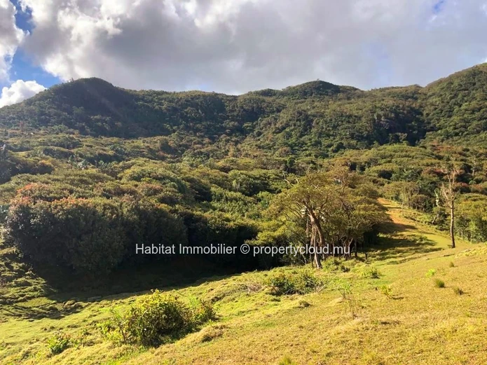 FOR SALE - Beautiful plot of land of 160 toises enjoying an exceptional view of the mountain, located at Domaine de L...