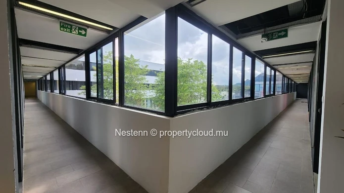 Modern office of 22.5 m² with a private parking and convenient amenities nearby.