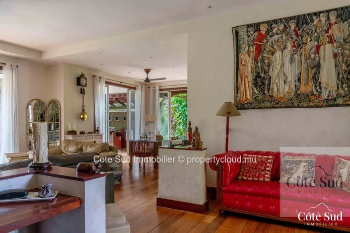 Villa for sale with view of the golf course and forest