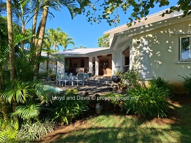 Elegant Villa with Swimming Pool and Landscaped Garden