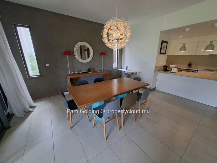 Découvrez ce superbe appartement 2 chambres avec salles de bains ensuite, terrasse avec jardin privé, piscine commune... (Mandat exclusif)