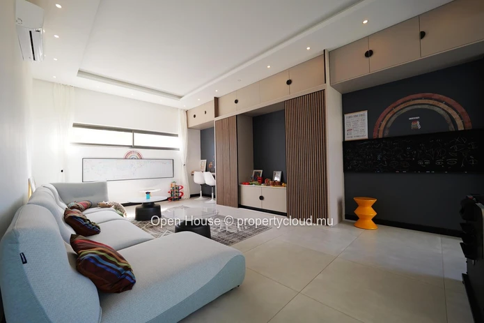 PDS villa for sale in Grand Baie, 214m² living space, 527m² land, 3 bedrooms, private pool, luxurious interior and ex...