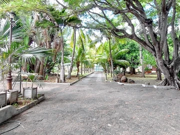 Seafront villa with outbuilding and office space 