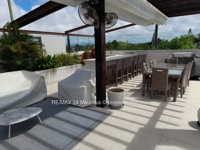 Stunning 3-Bedroom Residence with Private Pool, Jacuzzi, and Direct Beach