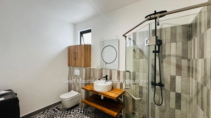 Bel Appartement Modernisé de 3 Chambres  à Quatre Bornes