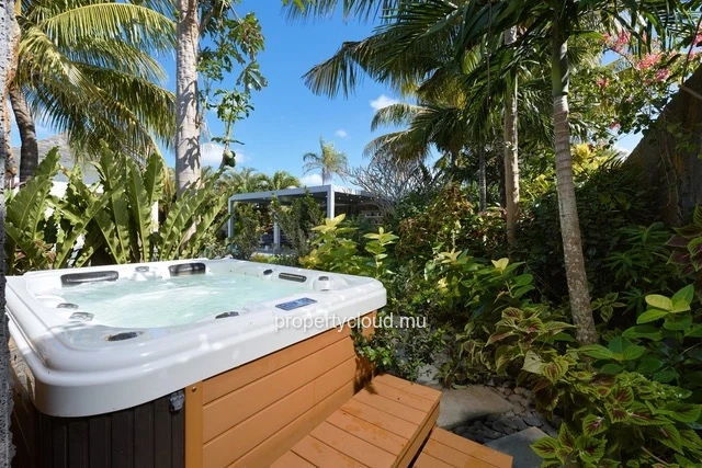 A vendre villa de 4 chambres en suite + bureau de 414,20 m2 sur un terrain de 1 065 m2 accessible aux etrangers à Gra...