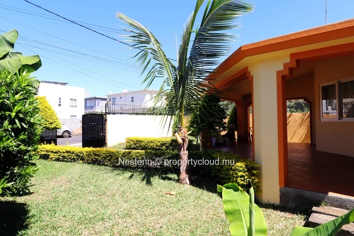 2-bedroom house with spacious garden and outdoor kitchen