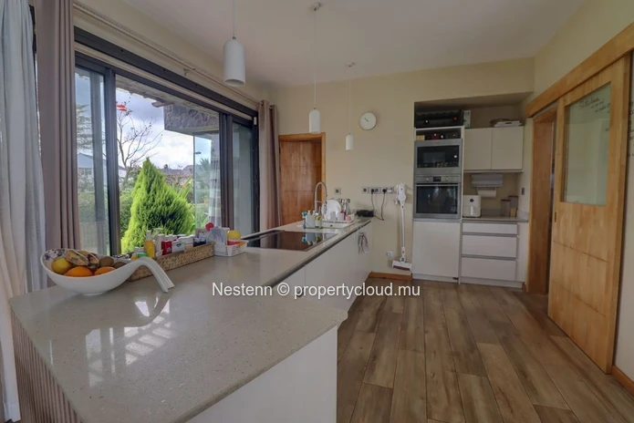Villa moderne avec piscine et vue imprenable sur les montagnes dans une résidence sécurisée