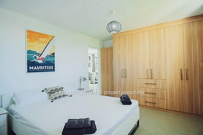 Building for sale in Trou aux Biches, 780m² living space, 671m² of land, shared pool, close to the beach and shops, 8...