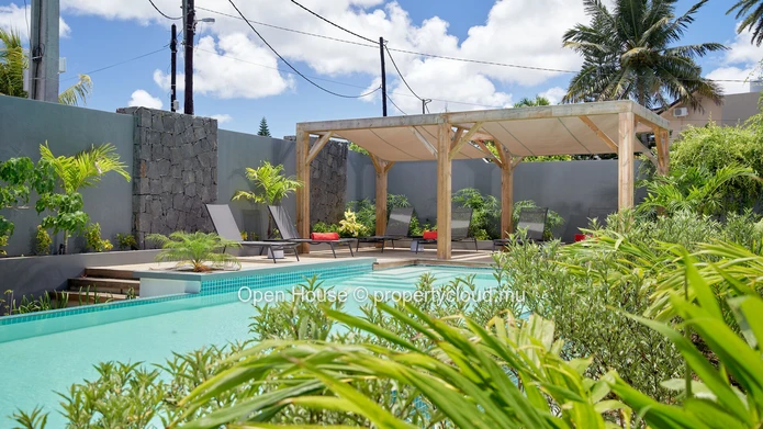 FOR SALE - Apartment R+2 - Pointe aux Canonniers - 3 bedrooms, communal pool, close to the beach - accessible to fore...