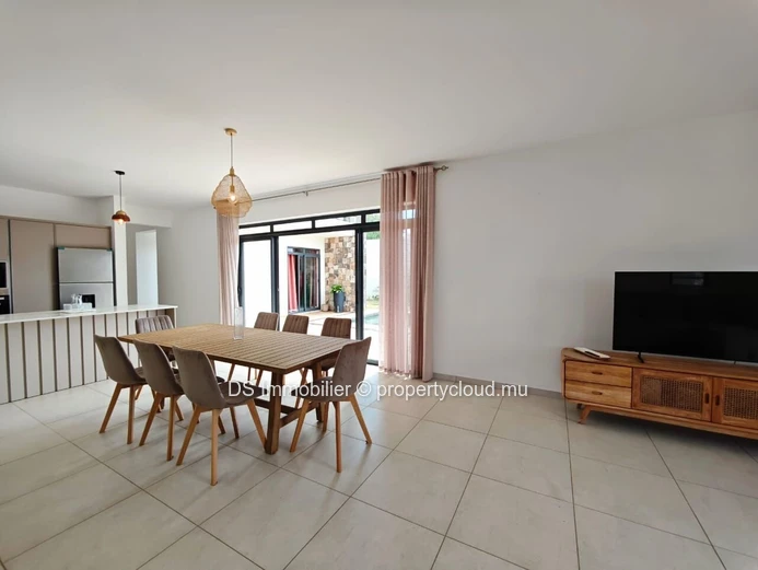 Villa Spacieuse De 5 Chambres + Bureau En Location À Grand Baie - Nord (Mandat exclusif)