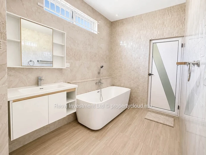Villa Spacieuse et Moderne de 4 chambres à Grand Baie avec Piscine
