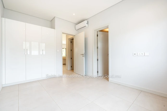 Elegant Apartment with Communal Pool in Pointe aux Canonniers - Modern Features, Close to Amenities 