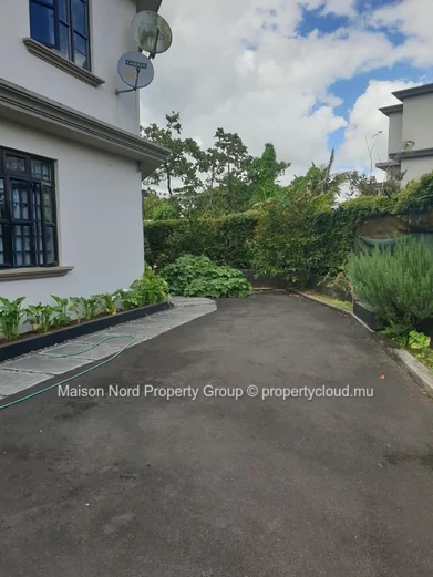 Duplex a Vendre idéalement située a Curepipe