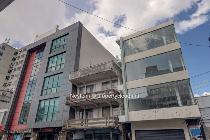 Investissez au cœur de Port-Louis: Bâtiment commercial moderne – Emplacement stratégique, prêts à exploiter
