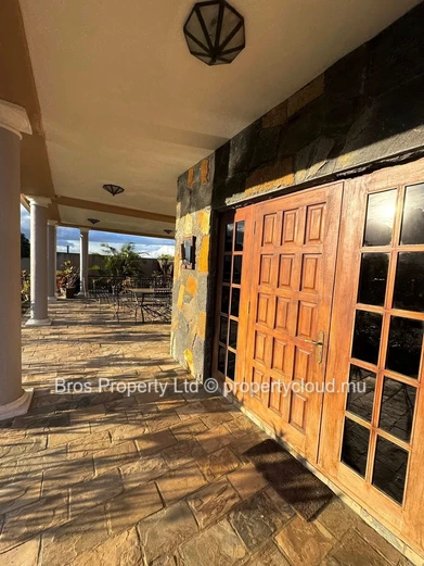 Villa 4 chambres à louer - Floreal, Curepipe | 110 000 roupies par mois | Terrain de 50 perches | 6 000 pieds carrés