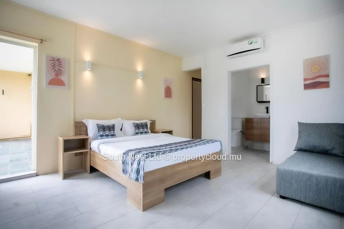Contemporary 2-Bedroom West Coast Apartment with Panoramic Mountain Views