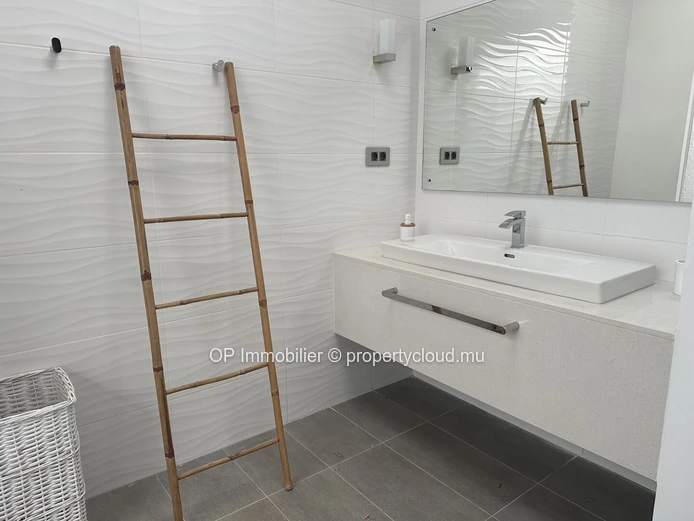 Maison meublée 4 chambres avec piscine à louer à Forêt Daruty