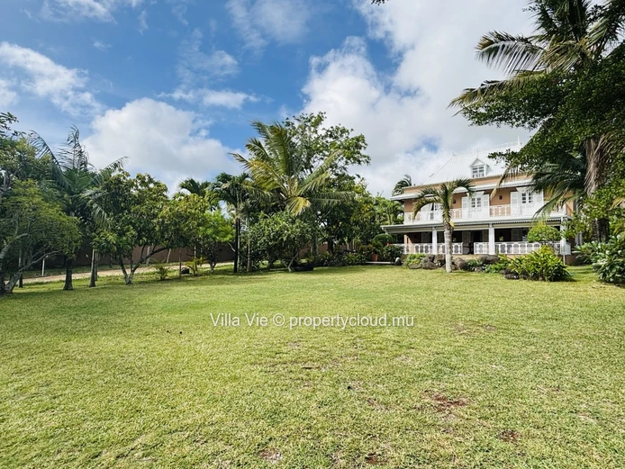 Beau Plan - Grande maison coloniale de 5 chambres avec piscine et grand jardin