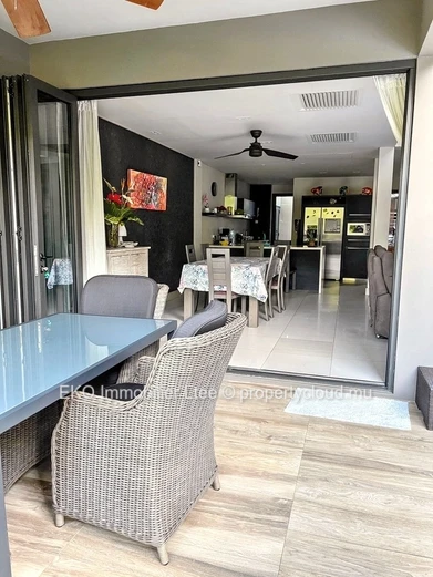 Seaside Elegance: Spacious 3-Bedroom in Rivière Noire