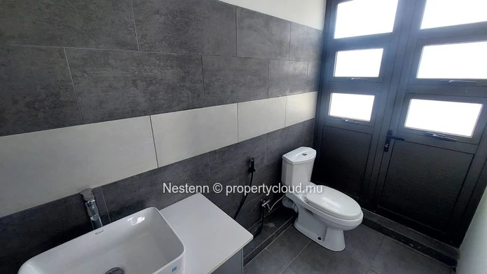 Commercial space for rent in Mon Choisy – Prime location near the golf course