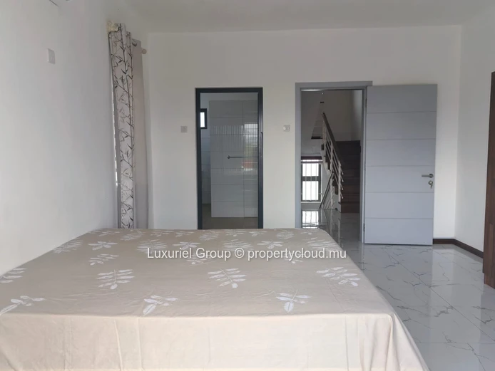 Villa Spacieuse avec Piscine Privée, Rooftop et Sécurité – Mont Choisy