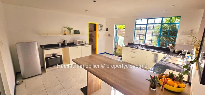 Discover this spacious furnished and equipped house of 350 m², on a plot of 233 toises (20 perches), just a few minut...