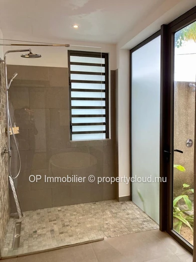 Villa 4 chambres à vendre à Grand Gaube avec piscine sur terrain de 1 050 m²