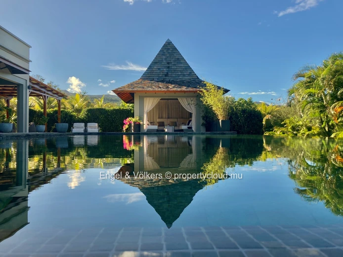 Exceptional 4-Bedroom Villa on a large Landscaped Garden