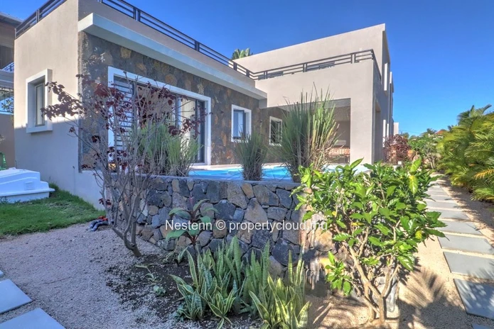 Exceptional new house with private pool 
