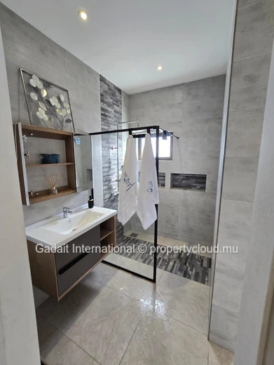 Exceptional penthouse with private rooftop in Pereybere – Sea & mountain views