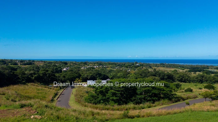 Sumptuous plot with breathtaking lagoon views in one of the most prestigious golf estates in Mauritius
