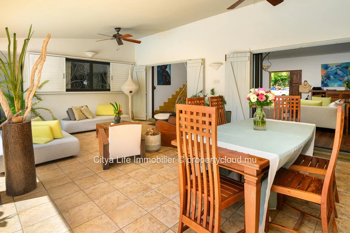Maison meublée à louer à Calodyne, 406m² sur terrain de 2.500m², 4 chambres, piscine privée, garage, jardin, veranda....