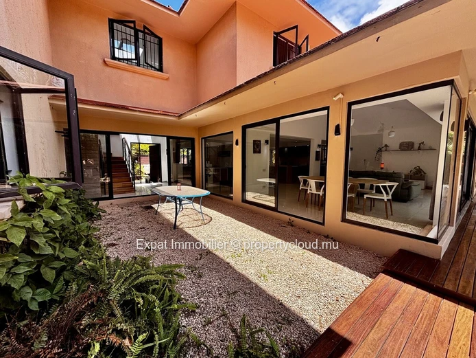 Stunning 6-Bedroom Villa With Private Pool & Secluded Garden – Bain Bœuf