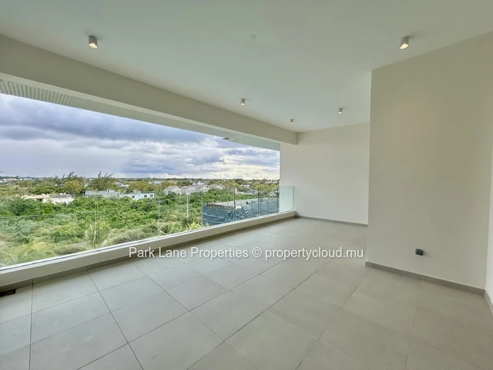 Pereybère: Spacious 3-Bedroom Penthouse with Private Terrace