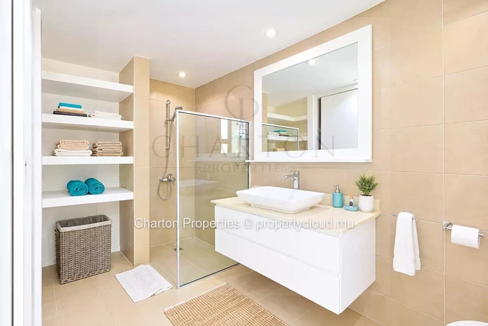 Elegant one-bedroom apartment with an en suite bathroom, just a short walk from the Mont Choisy coastline
