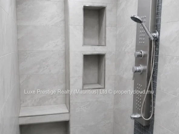 Villa Indépendante de 4 Chambres avec Bureau à Louer à Grand Baie | Piscine Privée, Jardin et Propriété Sécurisée